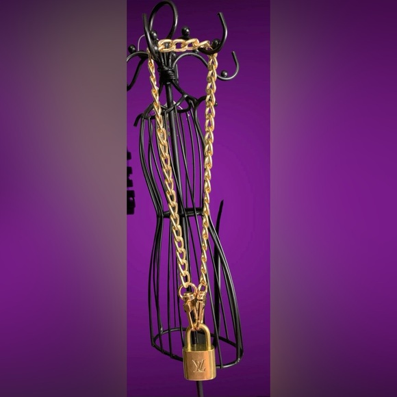 Authentic Louis Vuitton padlock ! No key included, but does come with gold chain - Picture 2 of 3